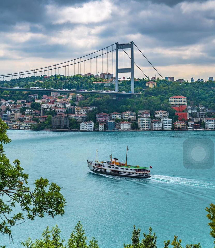 নীল জলরাশি আর চলাচলরত জাহাজ এ প্রণালীকে করেছে নয়নাভিরাম। ছবি : পিন্টারেস্ট