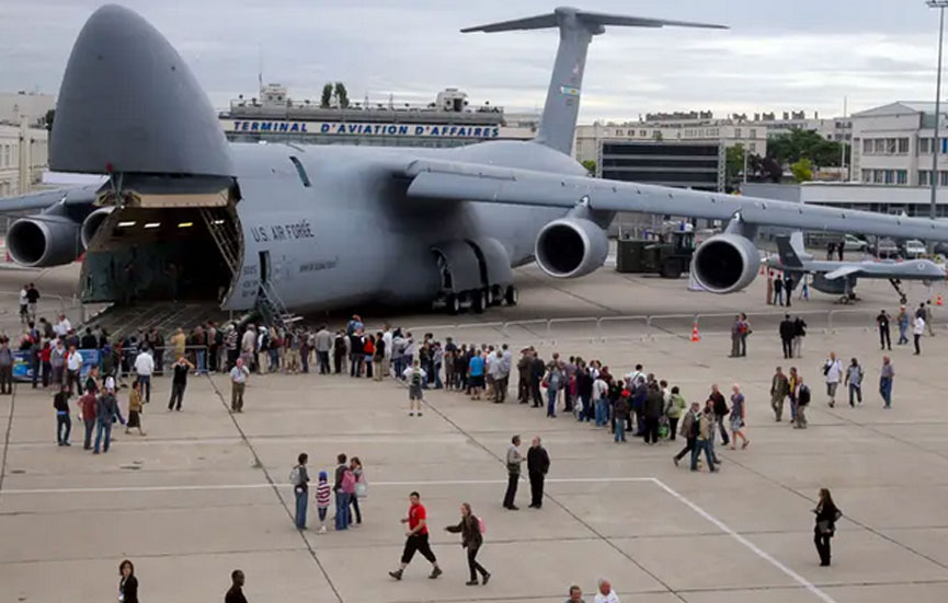 ২০১১ সালে প্যারিসে ৪৯তম এয়ার শোতে চলছে সি-৫ এম সুপার গ্যালাক্সির প্রদর্শনী।- এপি