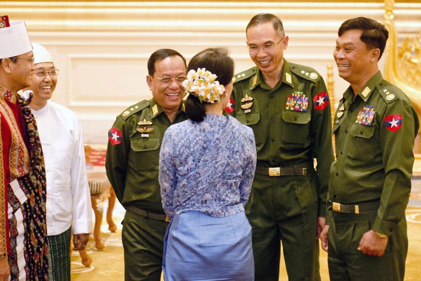 অনেক পশ্চিমাদের কাছে প্রিয়ভাজন থেকে সু চি রাতারাতি ভিলেনে পরিণত হন। ছবি : এএফপি